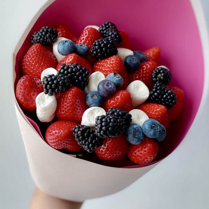 Букет из клубники и свежих ягод